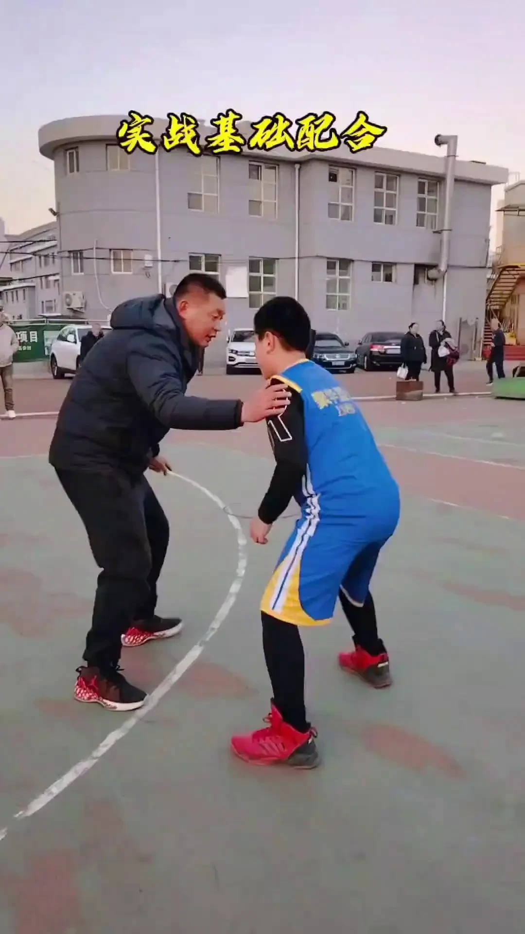 篮球教练如何指导队员进行挡拆训练?